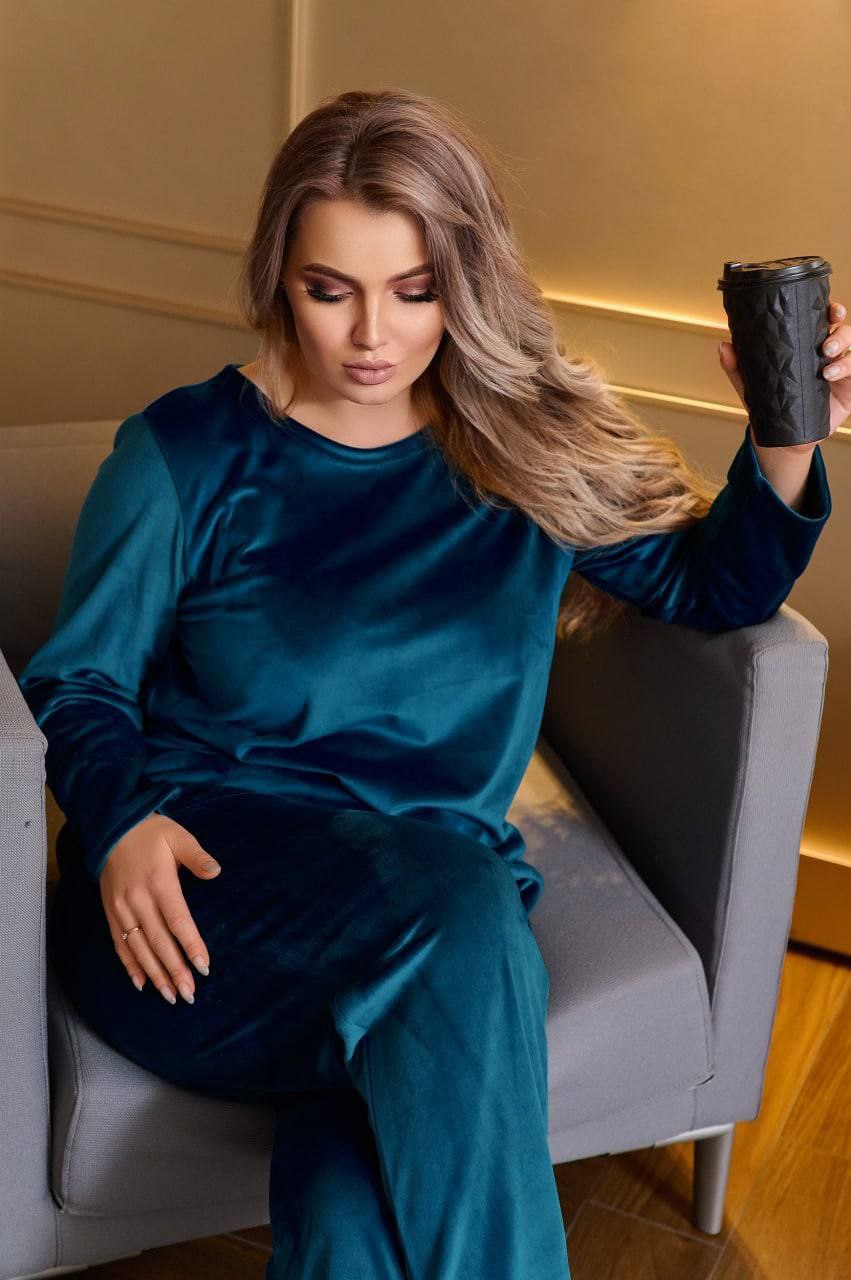 Ізумрудна велюрова піжама — вигляд збоку